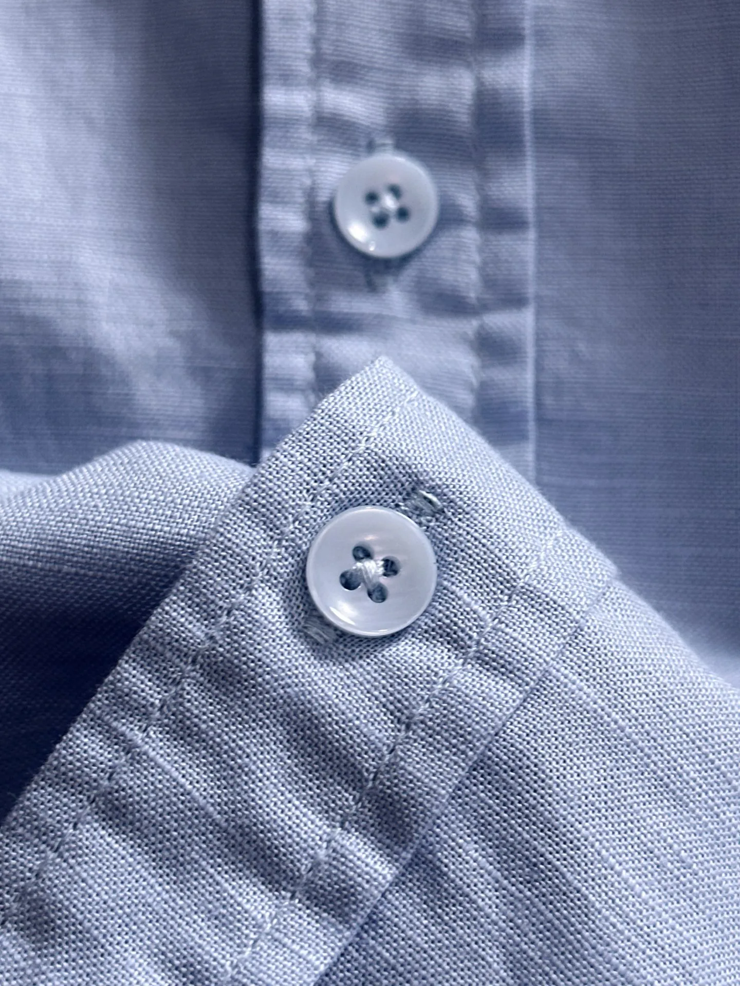 P360 Paul's 2025 new striped shirt, a versatile long-sleeved shirt for business and leisure. After a new style interpretation, with eye-catching earth tones, the fashion trend index of the entire shirt immediately soared! Made of imported 100% poplin cotton material, the light, silky and glossy silk fabric properties bring an unusual high-end visual sense. Needless to say, the upper body comfort is hand-cut. The pattern of the rear horizontal bar is restored, which is the only difference in the market! Technological electrostatic pressure spraying machine. The fluff is attracted by the plant body due to the different electric potential. It accelerates vertically and flies up to the pattern that has been scraped and primed. It is then dried in a high-temperature pipe oven to increase the fastness. The fashionable small pointed collar is paired with a flat-angle hem design, the overall simplicity and ability! Size: M-3XL